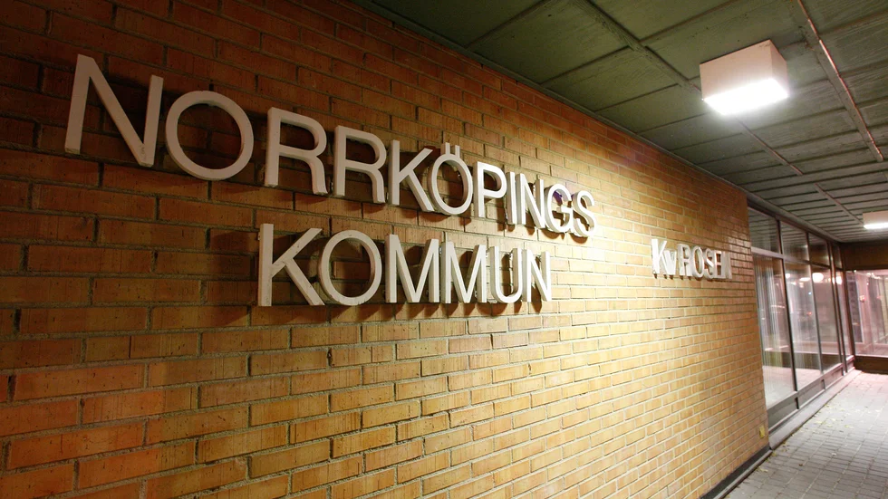 En person har fått sluta i kommunen efter att hen hotat en brukare för att få till stånd ett sexuellt umgänge.