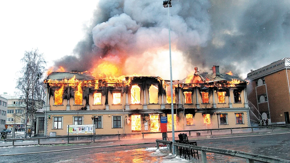 Torsdagen 3 april 2003 utbröt en våldsam brand i Folkets hus som brann ned till grunden. Branden visade sig vara anlagd.
