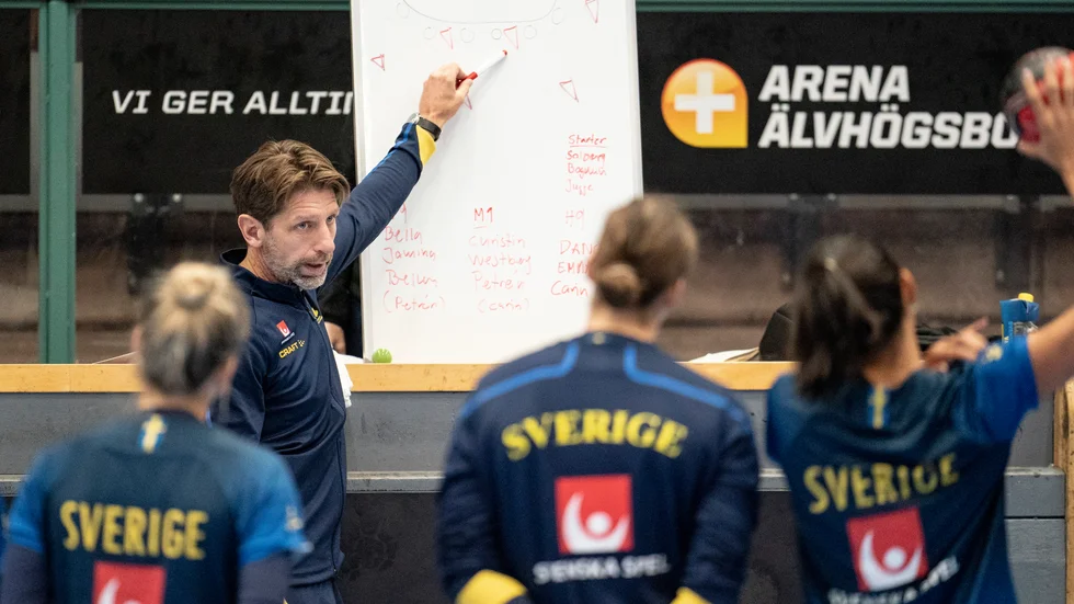 Tomas Axnér lägger upp taktiken på en träning under EM-lägret, inför bland andra Carin Strömberg (mitten) och Jamina Roberts (till höger). Sverige får mycket tufft motstånd i EM, både i det första gruppspelet och i mellanrundan – om man går dit.