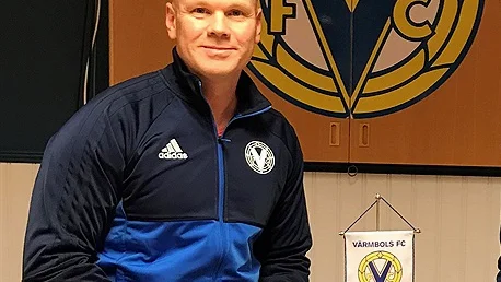 Lars Axelsson, som bytte Värmbol mot TVSK till den här säsongen, har nu en fullmatad trupp. Sista pusselbiten (vänsterfotade Yousef Yousef) har skrivit på för division 2-klubben.