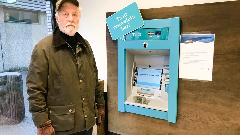 I ett brev till Finansinspektionen ifrågasätter Peter Gahnfelt om Sörmlands sparbank har rätt att neka kunderna att ta ut sina besparingar i kontanter över disk. Bilden är tagen i ett annat sammanhang.