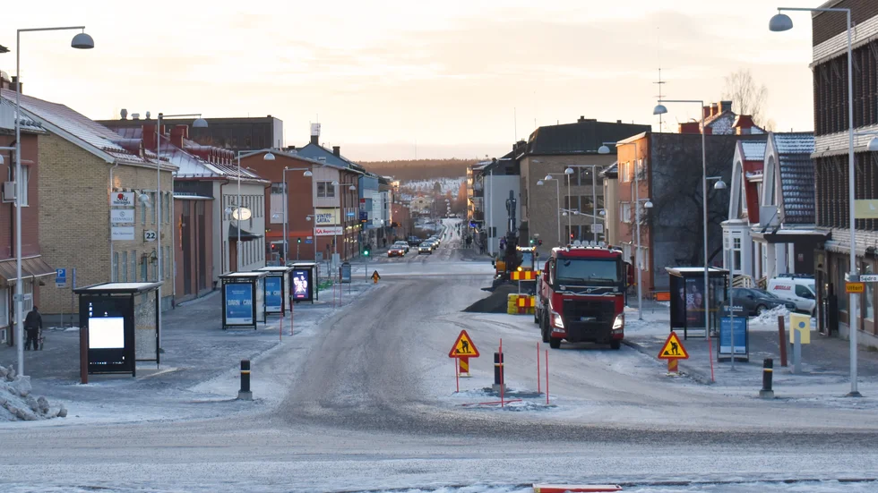 Gatan har fyra hållplatser på vardera sida, eftersom stadstrafiken har fyra linjer.