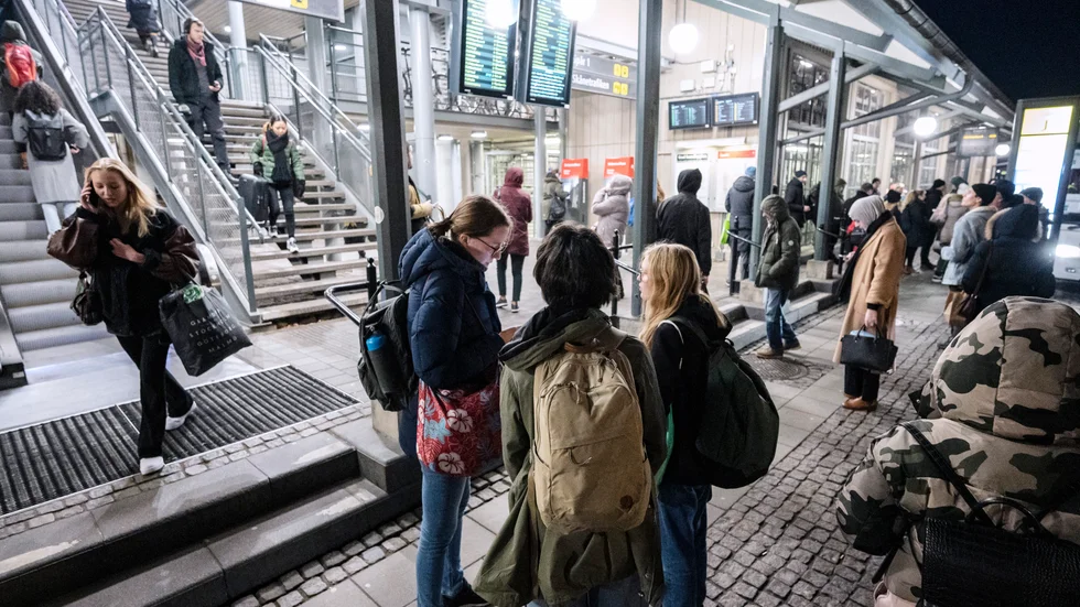 Resenärer vid informationstavlorna på Lund C på fredagen. Det är stora problem i tågtrafiken mellan Lund och Ramlösa/Helsingborg på grund av spårfel.