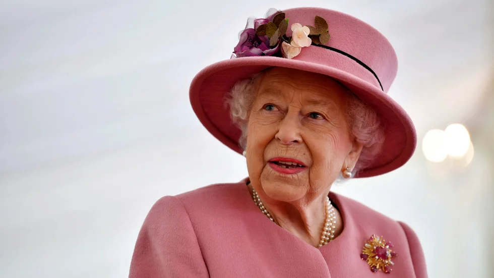 Drottning Elizabeth har lovat att berätta när hon tagit vaccinet. Arkivbild.