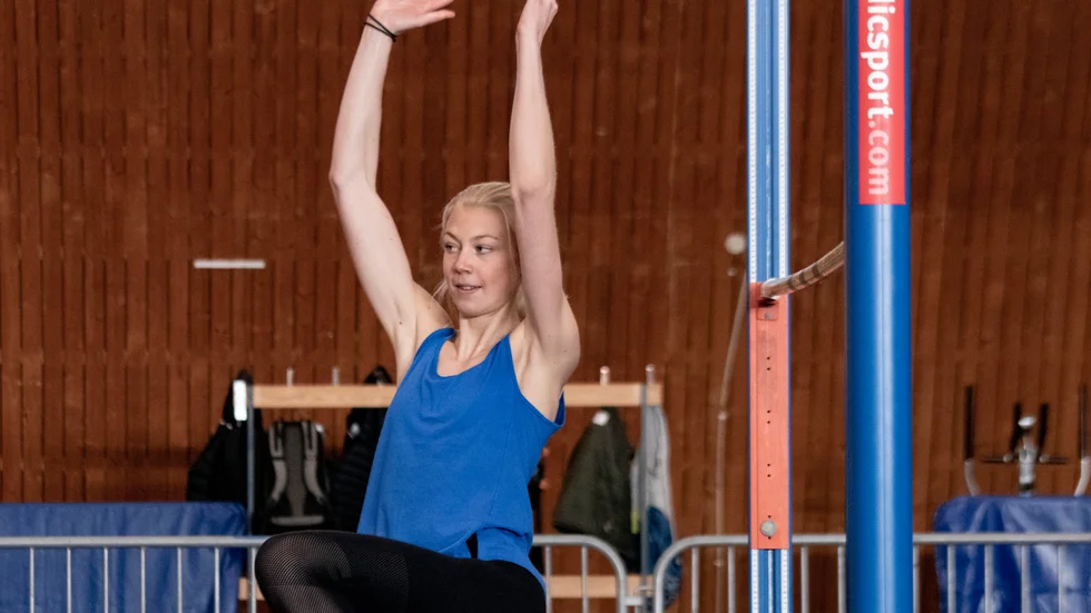 "Målet är att nå den absoluta världseliten en dag." Maja Nilsson, Motalatjejen som nu bor i Göteborg, har höga ambitioner och jobbar hårt för att nå sina mål i höjdhopp. Här visar hon sin nya hoppteknik i friidrottshallen intill Slottsskogsvallen. 
