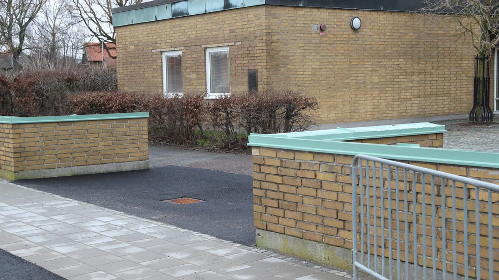 En skolelev i högstadieåldern skadades i samband med ett bråk som involverar kniv på en skola i Trelleborg.