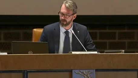 Stefan Askenryd (S), kommunfullmäktiges ordförande, berättar att det helt enkelt fanns för få punkter på dagordningen för att ett möte skulle vara vettigt att genomföra.