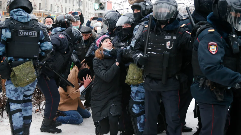 Regimens knektar ingriper mot Putinkritiska demonstranter i Moskva den 23/1. 