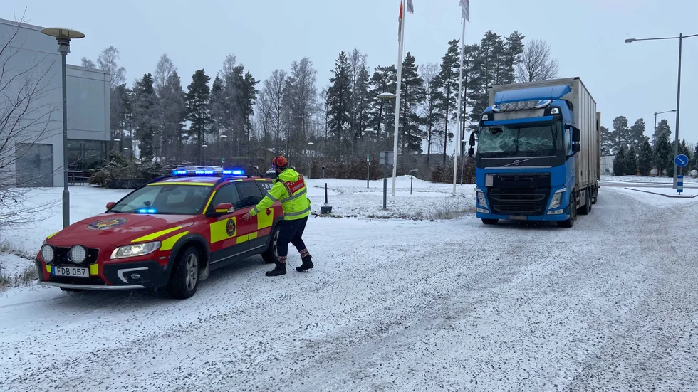 Enligt tidningens reporter på plats gled den ena lastbilen in i den andra framförvarande lastbilen.