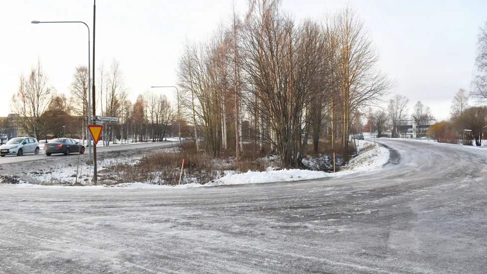 Radhusen ska byggas på denna tomt, som ligger mellan Anderstorpsleden (till vänster) och Tubölegatan. Just denna korsning var det kritik om från allmänheten.