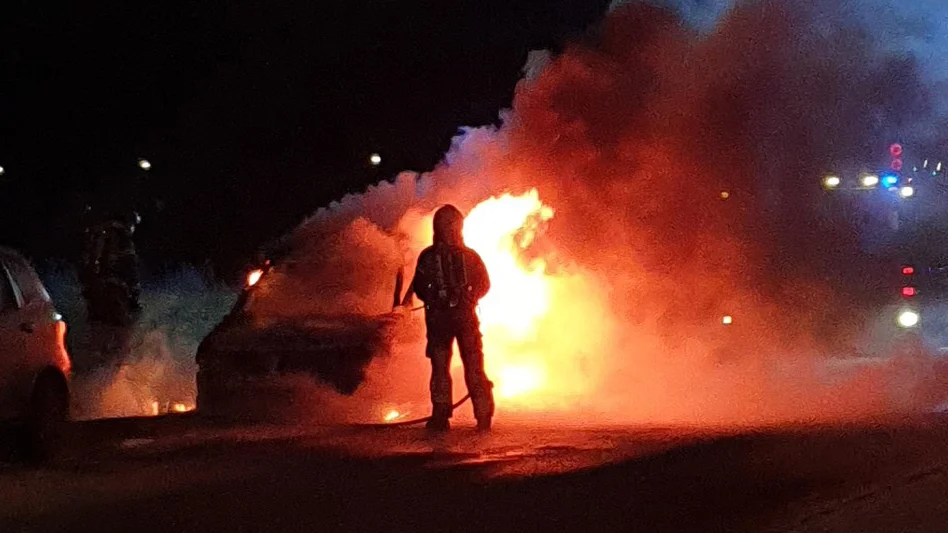 En bil brann natten till torsdag vid Kvarnberget, Navestad.