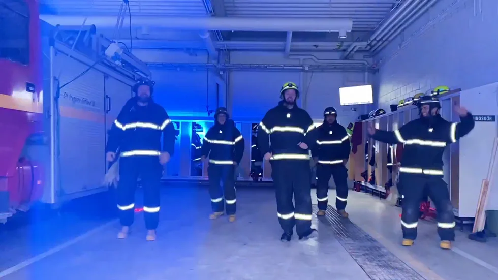 I videon syns deltidsbrandmännen Lasse Svensson, Dean Berglind, Jonas Karlsson, Dan Enström och Samuel Båtelsson dansa till låten "Jerusalema", en trend som spridit sig som en löpeld över världen.