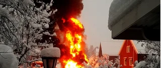 Teorin: Därför startade stora sopbilsbranden på Sörböle • Chauffören flydde fordonet efter smäll: ”Ringde 112 medan jag sprang”