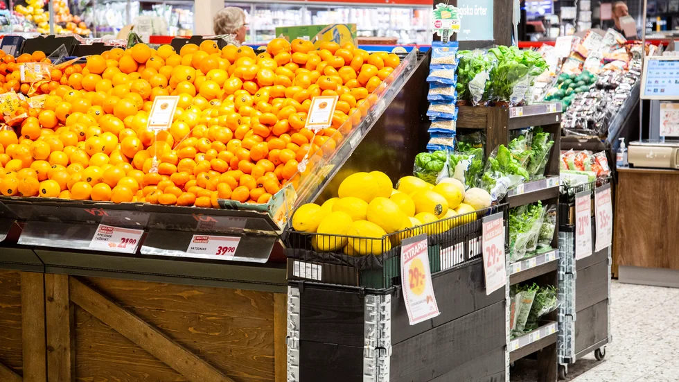 Sådant som kantstötta paket eller skönhetsfel på frukter gör att kunderna väljer bort produkterna.