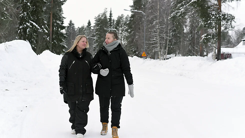 Systrarna Teresia och Hilda Keisu går sida vid sida igenom Hildas kamp mot cancern.