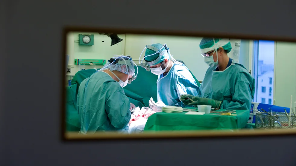 Bilden är från en operation på Södersjukhuset, en operation som inte har med de två operationerna på lasarettet att göra.