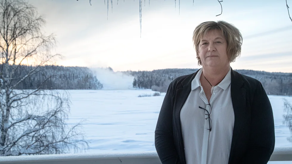 Storforsen ställer till det rejält just nu då vattnet valt en annan väg, svämmat över och nu hotar hotellet. "Vi kommer att bygga en vall för att skydda fastigheten", säger hotellchefen Lotta Berglund.