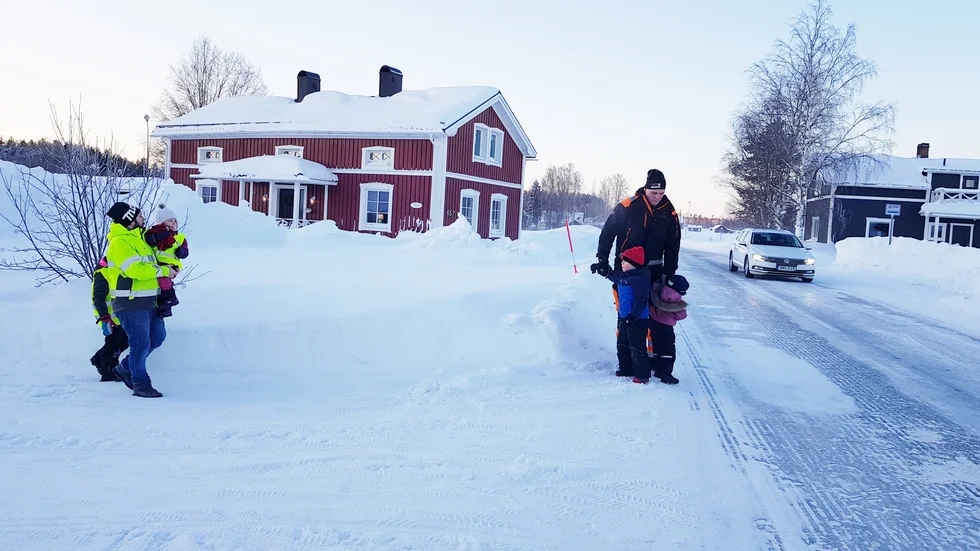 Lillpitevägen är smal och de flesta husen står nära vägen, men den största faran är att både den tunga trafiken och hastigheten har ökat markant. "Det är livsfarligt, särskilt när man har småbarn", säger Einar Sjölund och David Andersson.