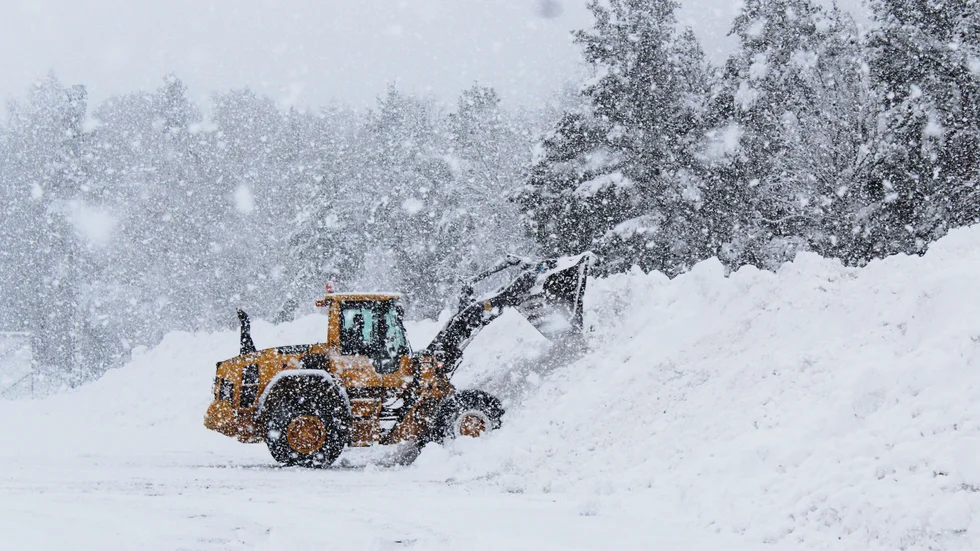 En snöhög, lång som en fotbollsplan och grovt uppskattat 25 meter bred, byggs på mer och mer vid Karstorp.