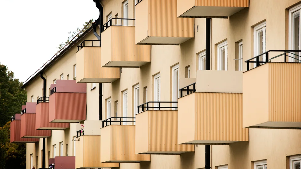Bostadsrättsföreningen vill göra balkongerna större i samband med en renovering. Nu har hyresnämnden avgjort tvisten. (Huset på bilden är ett annat än det som Nyköpingstvisten handlar om.)