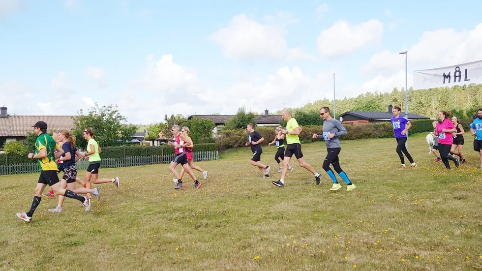 Löparna som ska springa 14 kilometersloppet ger sig iväg från starten. 
