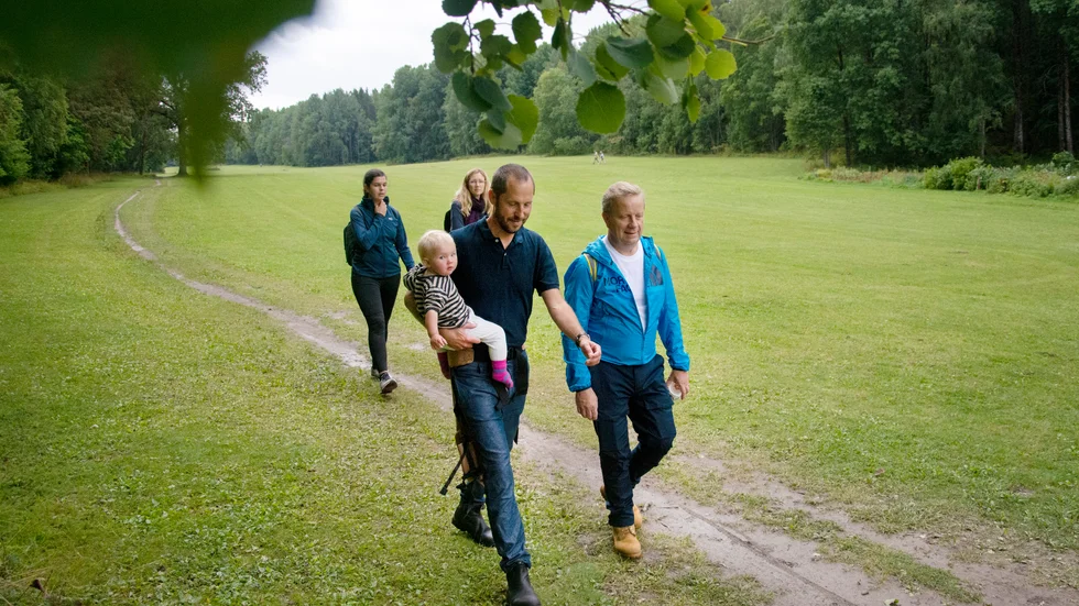 Erik Pelling (S), med dottern Ilse, och Fredrik Ahlstedt (M) hakade på när landshövdingen bjöd in till vandring.