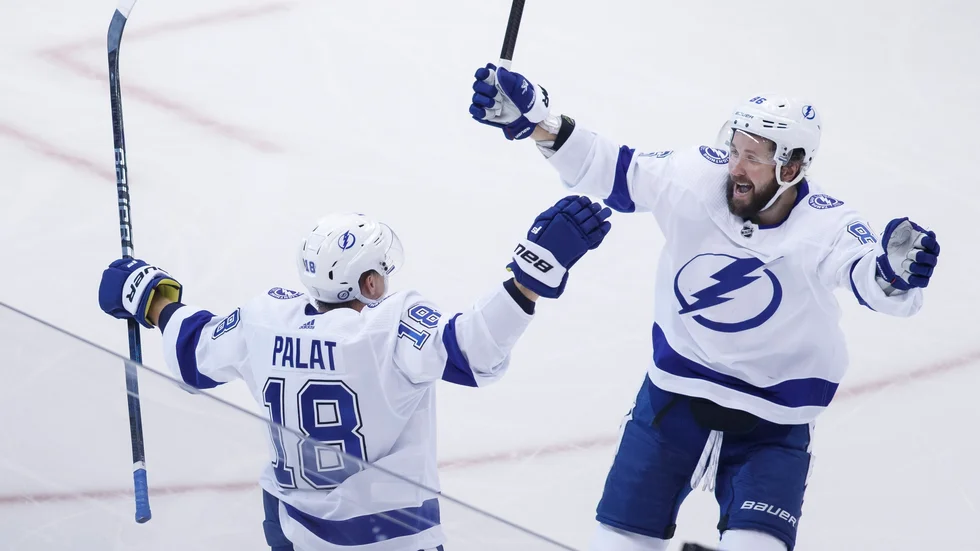Tampa Bays Ondrej Palat (18) och Nikita Kutjerov firar efter 2–0-målet.
