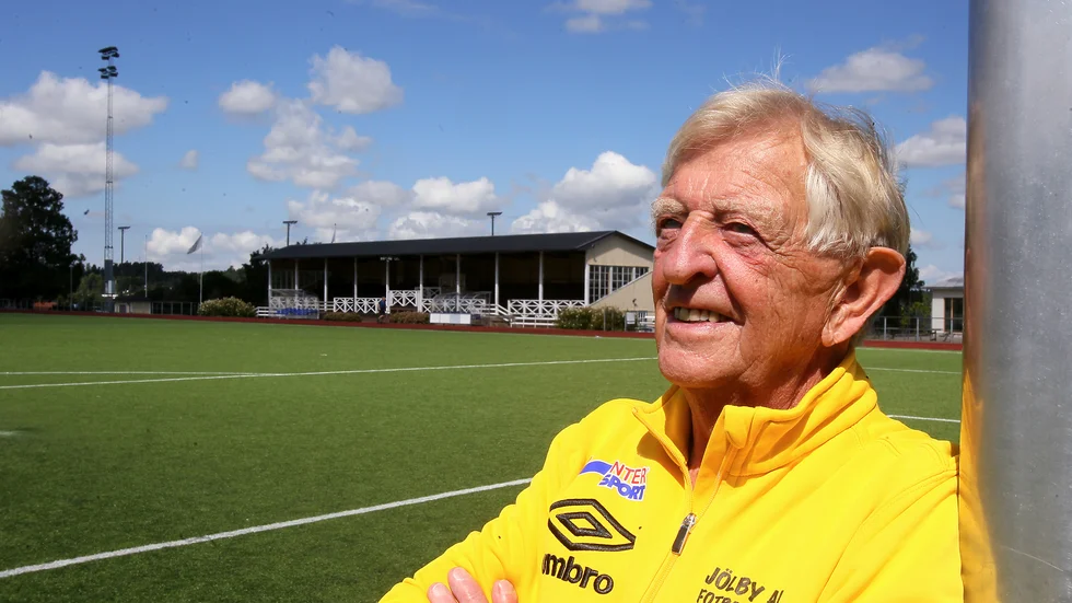Lennart Isacsson, mångårig eldsjäl och materialförvaltare i Mjölby AI:s fotboll, gick bort under fredagen. "Isac" sörjs nu av många på orten och i bygdens idrott.