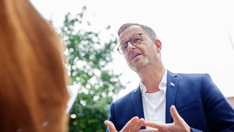Inrikesminister Mikael Damberg (S) tror att fler poliser och skärpta straff ska få bukt på gängkriminaliteten. Under onsdagen besökte han Uppsala för att följa med ut på polisens fältarbete i Gränby.