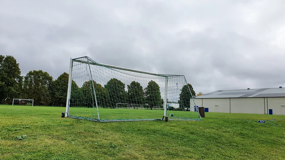 Att spela fotboll i bygden kostar olika i olika klubbar. Sporten har kollat på priserna i olika klubbar.