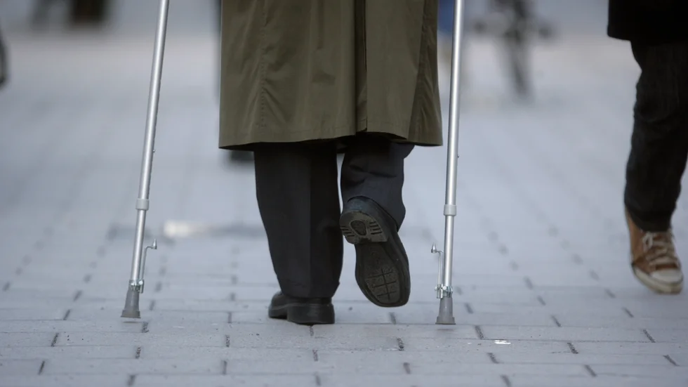 Det tär dessutom på psyket att regelbundet behöva ta emot eller låna pengar av närstående. Självkänslan sjunker som en sten och den psykiska ohälsan ökar.