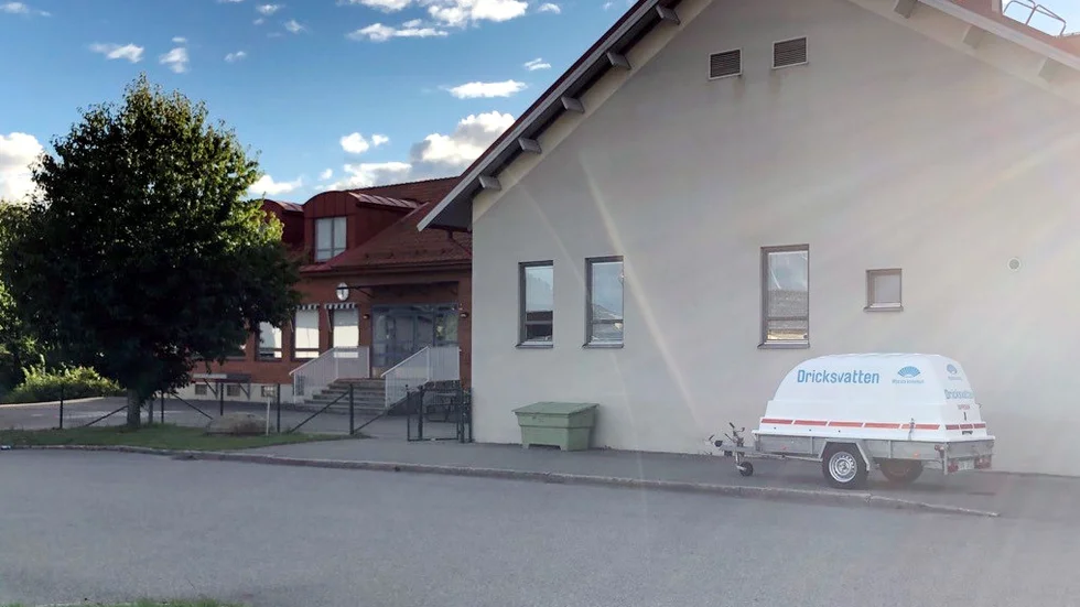 Elever på Fågelsta skola kommer under de närmaste dagarna få hämta dricksvatten från kommunens vattenkärra.