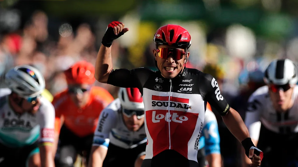 Australiern Caleb Ewan firar segern på den tredje etappen av Tour de France.