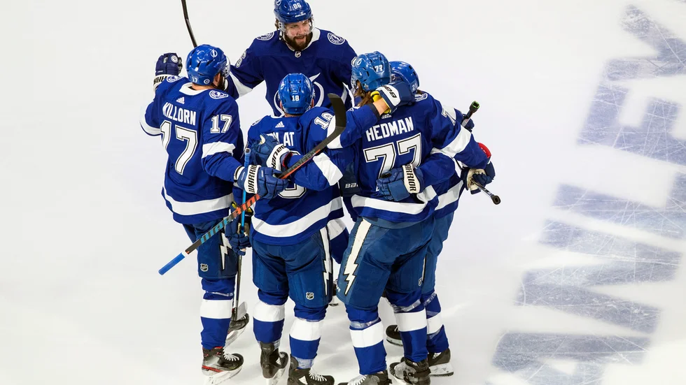 Victor Hedman firar med sina lagkamrater i Tampa Bay.