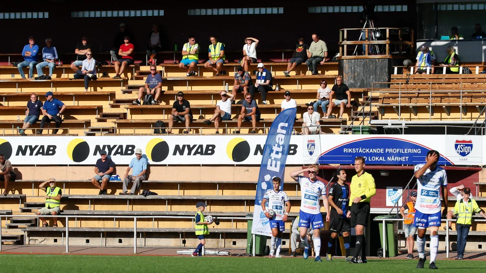 IFK Luleå tog in 50 åskådare mot Haninge. Det var coronavstånd som gällde på läktaren.