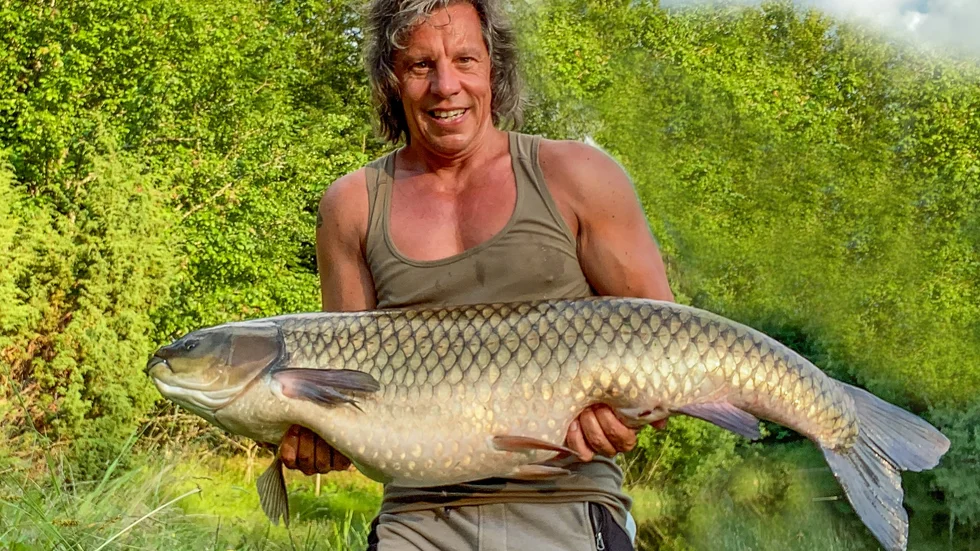Musikern och skribenten Nicka Hellenberg hade god fiskelycka i förra veckan då han (efter specialtillstånd) lyckades fånga en gräskarp på 15 kilo.