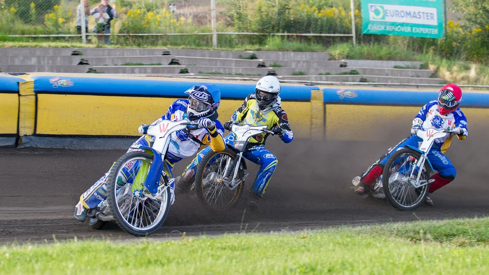 Jonas Davidsson känner sig hemma på Zinkgruvan mining arena. Motalasonen visade Piraterna vägen mot seger med att inleda med tre raka treor.