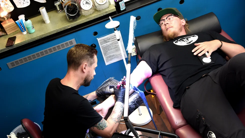 Rickard Kaarle ristar in Årets Luleåbo på pristagarens arm. 