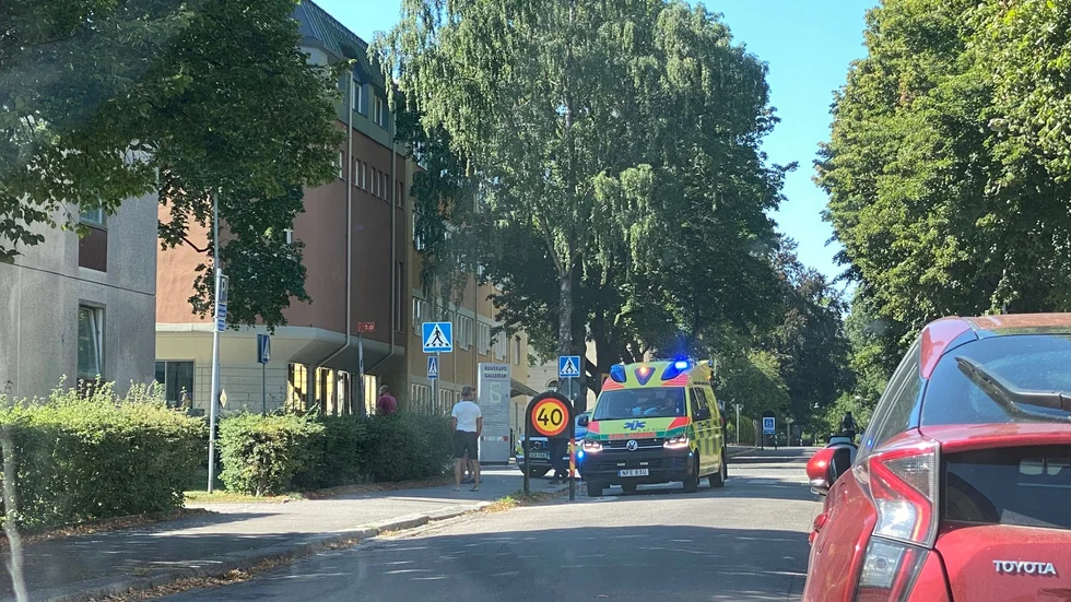 Polis, räddningstjänst och ambulans larmades till St Larsgatan där en kvinna blivit påkörd av en bil.
