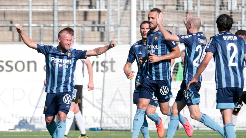 Djurgårdens Nicklas Bärkroth jublar efter sitt 2–0-mål mot Örebro.