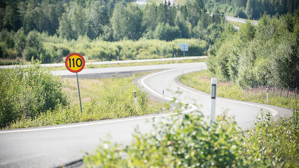 ”En sekunds ouppmärksamhet och man missar en hastighetsskylt och får fortkörningsböter”, menar skribenten.