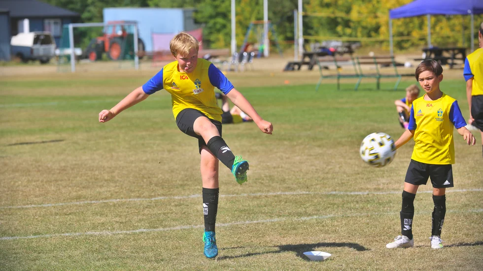 Skottövning för den äldre gruppen under fotbollskolan. 