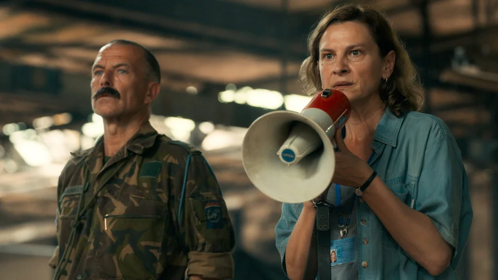 Aida (Jasna Djuricic) arbetar som tolk för FN i Srebrenica i "Quo vadis, Aida?" Pressbild.