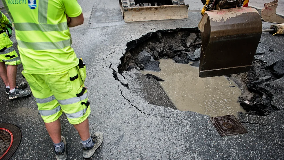 Tusentals kilometer av avlopps- och vattenledningar behöver renoveras och byggas ut. Annars hotar överbelastning, läckage och föroreningar, menar skribenten.
