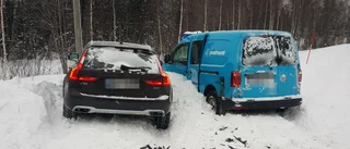 Två bilar i snödriva i Vikmansholmen