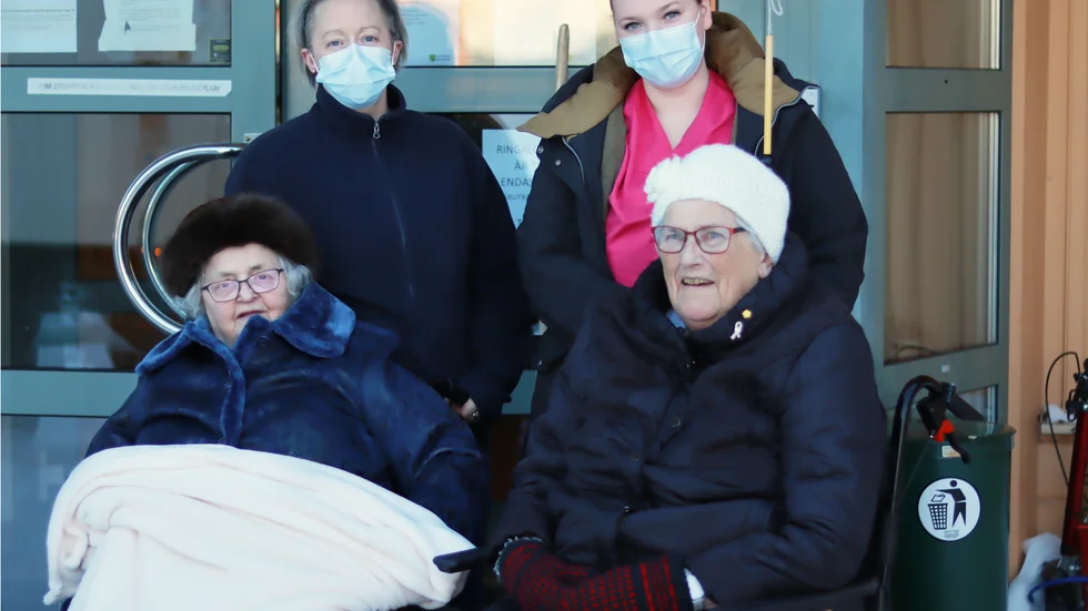 "Vi håller avstånd och gör något roligt för de äldre", säger Carola Warg (tv), personal på Solbacka. Här tillsammans med kollegan Erica Edlund och de boende Inez Persson och Sig-Britt Grahn. 