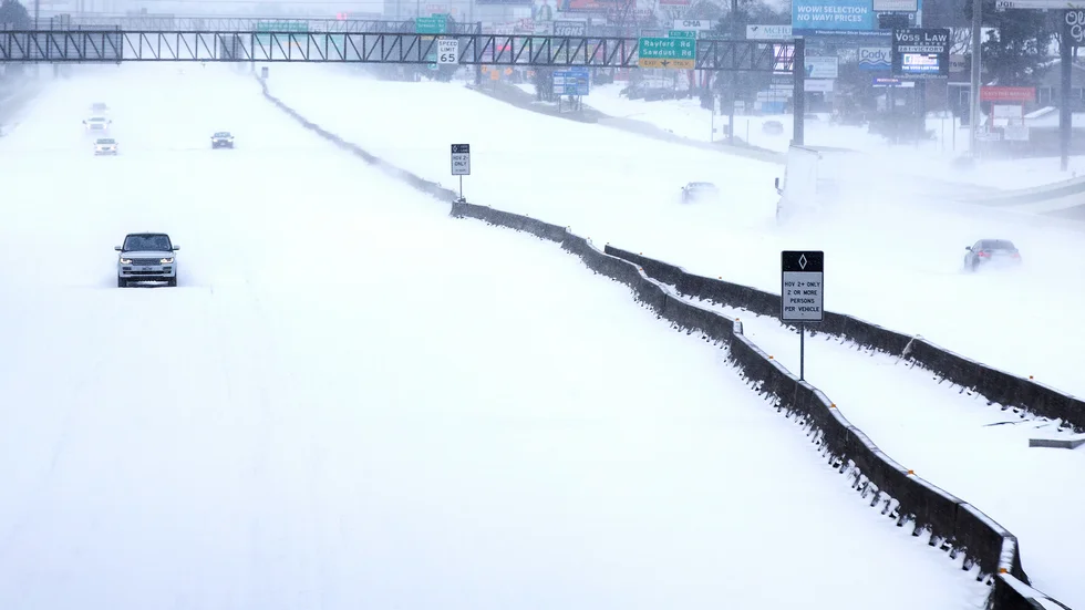 Snöiga vägar i The Woodlands, Texas, på måndagen.