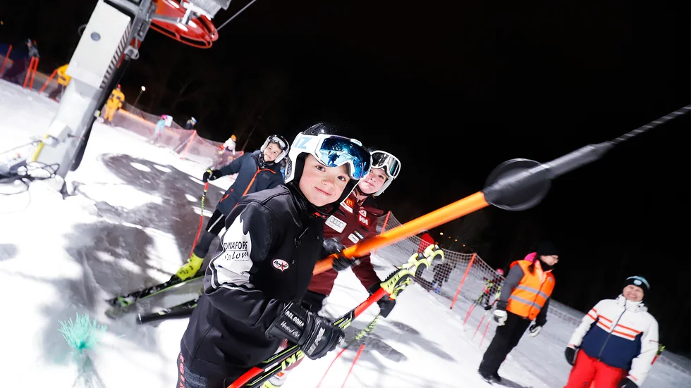 Ludde Toth, 9 och Sara Edholm, 13, ger sig upp för Vilstabacken med hjälp av den nya ankarliften.