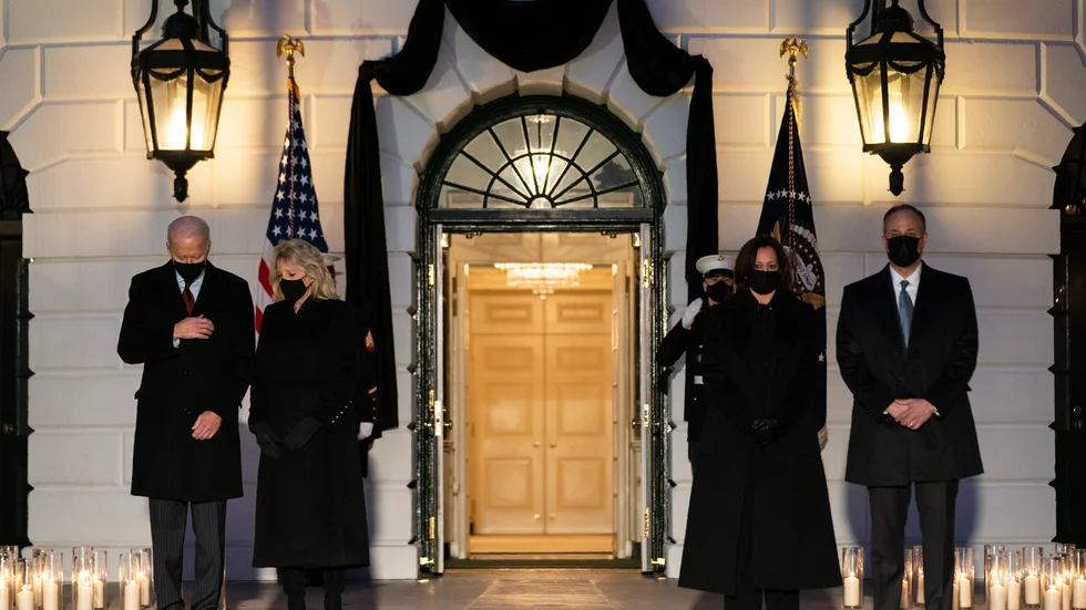 President Joe Biden, hans fru Jill Biden, vicepresident Kamala Harris och hennes man Doug Emhoff deltog i en ceremoni vid Vita huset på måndagskvällen.