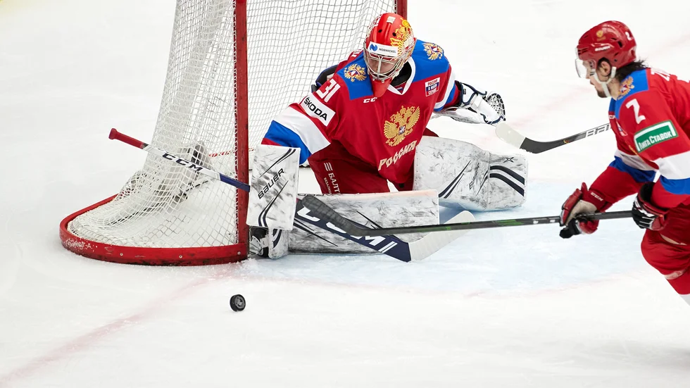 Rysslands målvakt Alexander Samonov flyttade sin målbur och räddade rysk seger mot Finland.